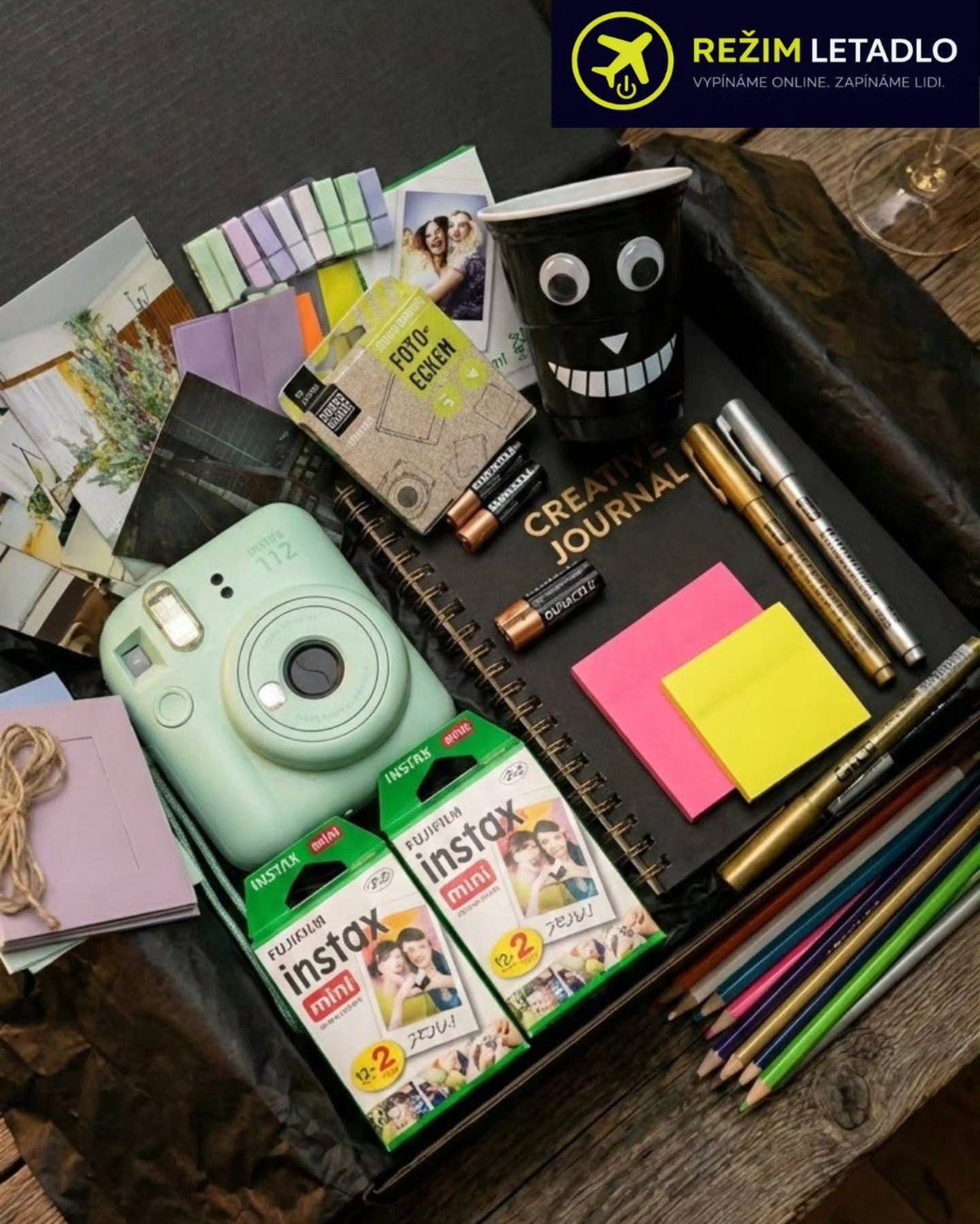 Instax půjčovna s filmy, deníkem, pastelkami a doplňky